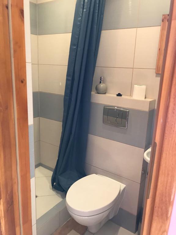 Każdy pokój gościnny posiada prywatną łazienkę